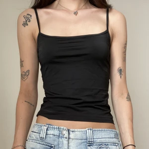 svart linne - Svart linne med fin urringning, storlek S. Använd gärna köp nu :) o har du nån fråga är det bara att skicka ett meddelande.