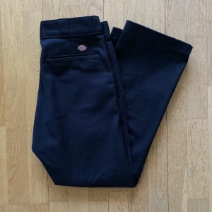 Dickies 874 byxor - Dickies 874 byxor. Använda någon enstaka gång, då jag har ett par till i en annan storlek. Har sytt upp benen så att de ska passa mig som är 160, men går enkelt att sprätta upp så de blir original-längd igen🌟