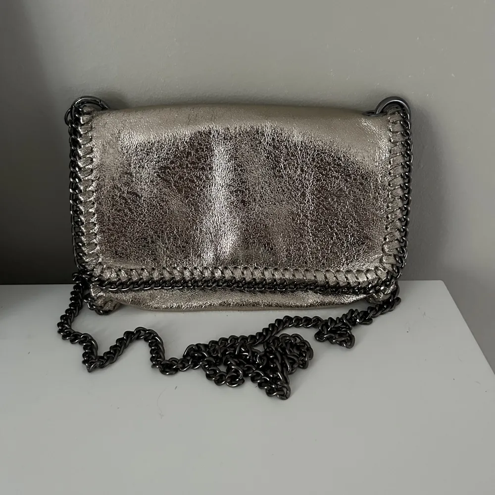 Silver skimrig väska ifrån Gina tricot i väldigt bra skick. Skriv om du har funderingar:). Väskor.