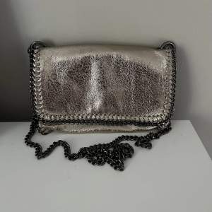 Silver skimrig väska ifrån Gina tricot i väldigt bra skick. Skriv om du har funderingar:)