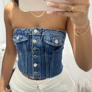 Jeans topp - En super fin jeans topp köpt från zara. Aldrig använt den och prislappen är fortfarande kvar. Storlek xs 