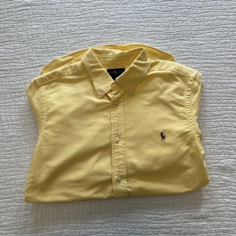 En oanvänd Ralph Lauren skjorta i barnstorleken: L (16y) motsvarar nog XS. Paketpris på skjortor under min profil: 200kr st.. Skjortor.