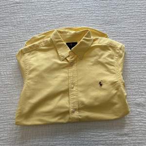 En oanvänd Ralph Lauren skjorta i barnstorleken: L (16y) motsvarar nog XS. Paketpris på skjortor under min profil: 200kr st.