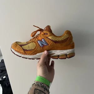 New Balance x Salehe Bembury 2002R - legit den fetaste New Balance skon som skapats ##notWearingJJJJound mannennnn. ”Peace be the Journey” från 2020 storlek 8,5 sitter perfekt för mina 42,5 (us9) fötter. hitta en snyggare sommarsko jag väntar.. knappt använda helt fresh med låda boom.