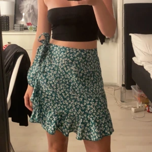 Grön kjol  - Super fin grön kjol! Använd några gånger men ser ut som ny 💚