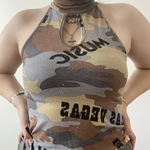 Halterneck med detalj - Y2k halterneck linne glittrig köpt secondhand