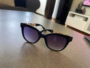 Snygga solglasögon som är köpta i Grekland ☀️