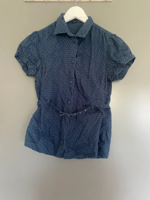 knytblus - jättesöt knytblus i fint mönster💕aldrig använd 