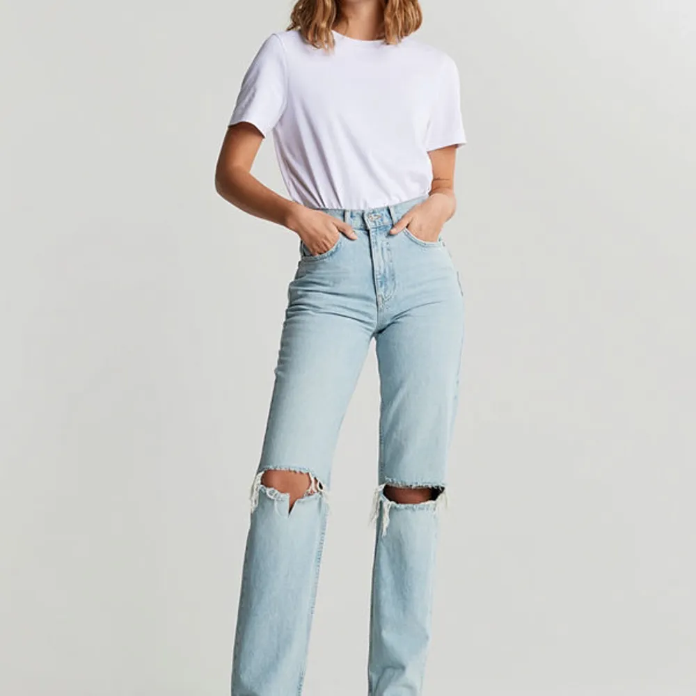 Säljer dessa populära gina tricot jeansen i rak modell💕 Använda men i okej skick därav det billiga priset. . Jeans & Byxor.