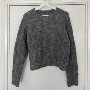 Stickad tröja från Zara - Grå stickad tröja från Zara. Tröjan är i gott skick och storlek M 🧚🏽‍♀️