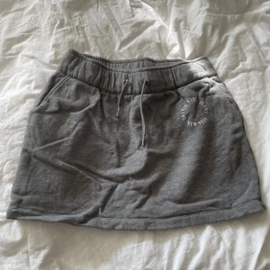 Calvin Klein kjol - Grå kortkjol från Calvin Klein  🫶🏻