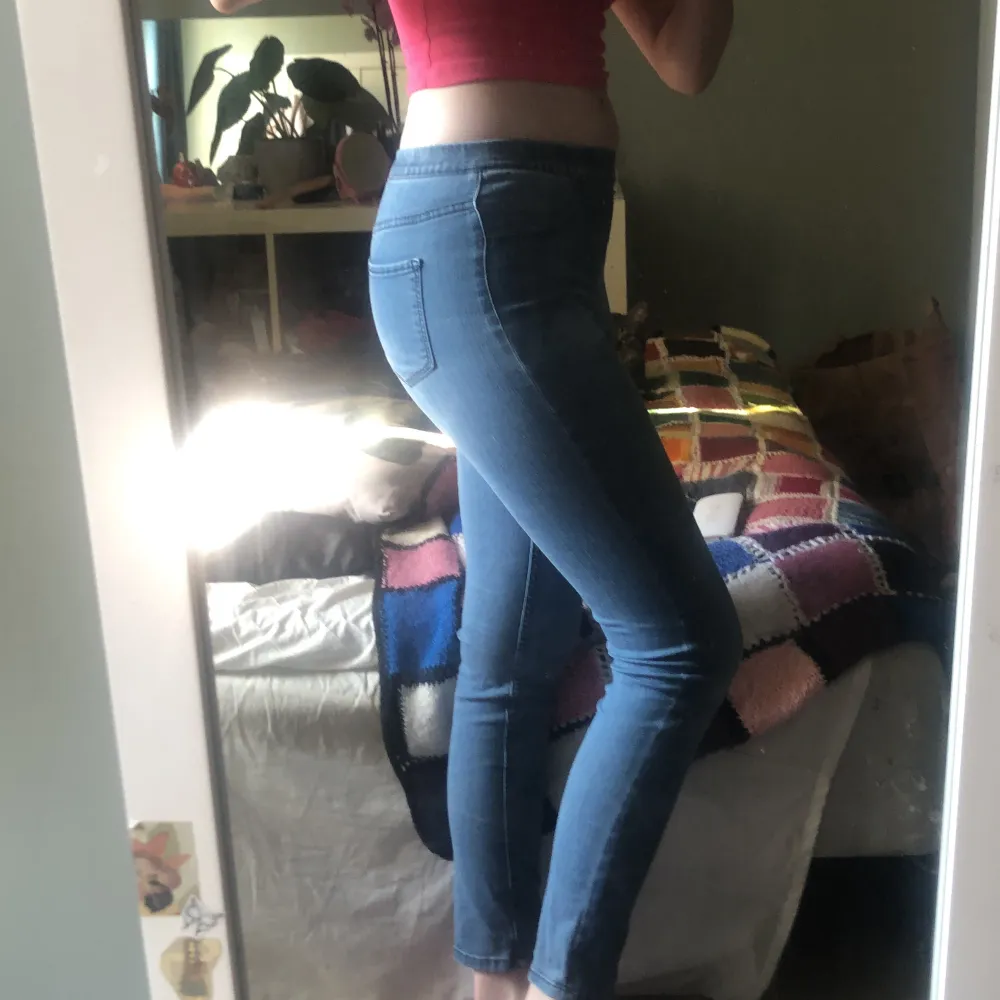Tight stretchy blue jeans leggings with kinda soft fabric. They have no zipper. I’ve had them for about 4 years but haven’t used them a lot. In great condition.. Jeans & Byxor.