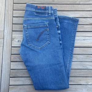 Sjukt snygga Dondup Jeans, modell George, storlek 31 italiensk (liten i storleken) skriv vid ytterligare frågor och funderingar!