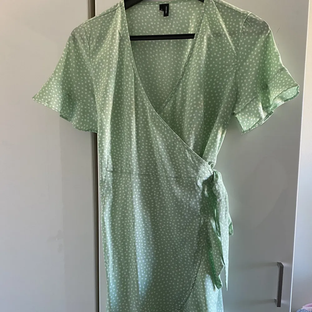 Prickig ljusgrön klänning från Vero Moda i stl M, passar även S.  Superfint skick! Använd en gång. . Klänningar.