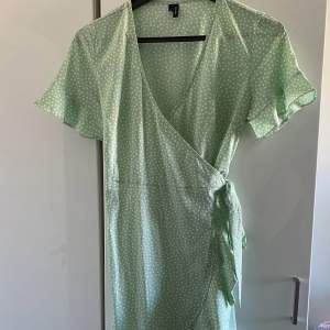 Prickig ljusgrön klänning från Vero Moda i stl M, passar även S.  Superfint skick! Använd en gång. 