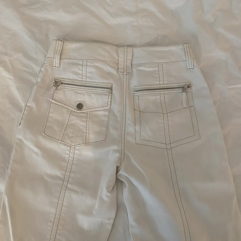 Perfekta vintage, vita, lågmidjade bootcut jeans med unika fickor och andra balla detaljer🤩. Jeans & Byxor.