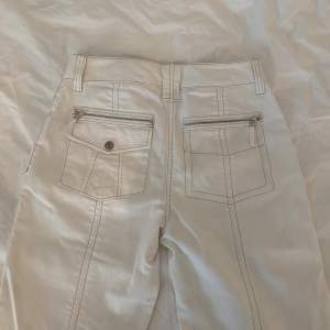 Perfekta vintage, vita, lågmidjade bootcut jeans med unika fickor och andra balla detaljer🤩