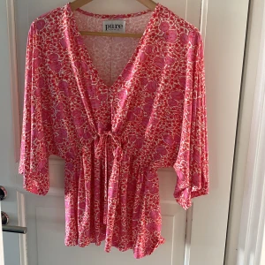 Rosa topp  - Sval, skön tretchig topp i 92% polyester 8% elastan.  Knyt under byst för bästa passformen. Stor i storleken.  