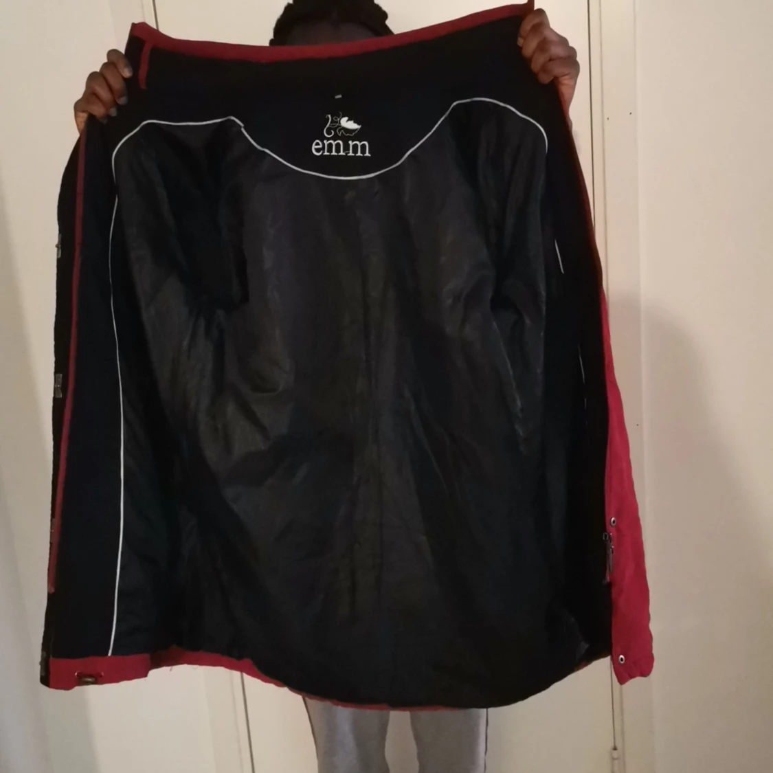 Röd jacka från Emm