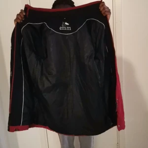 Röd jacka från Emm - Jackan är u bra skick som ny, har inte slitits ut.