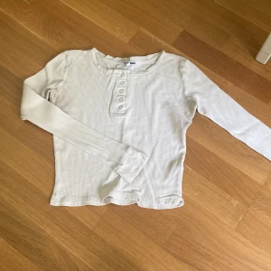 Vit långärmad tröja - En vit långärmad farfarströja💓🤗