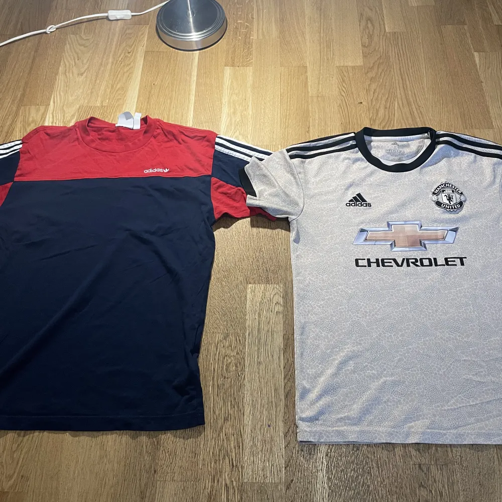 En fin adidas tröja med samband av en fotbollströja från Manchester United . Båda tröjorna är fina tröjor att använda inför sommaren . United tröjan är en äkta tröja har haft i ca 2 år men den är fortfarande som helt ny. Obs: säljar båda samtidigt . T-shirts.
