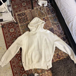 sweet skate hoodie  - snygg hoodie i bra skick utan skador, saknas snöre, använt fåtal gånger 