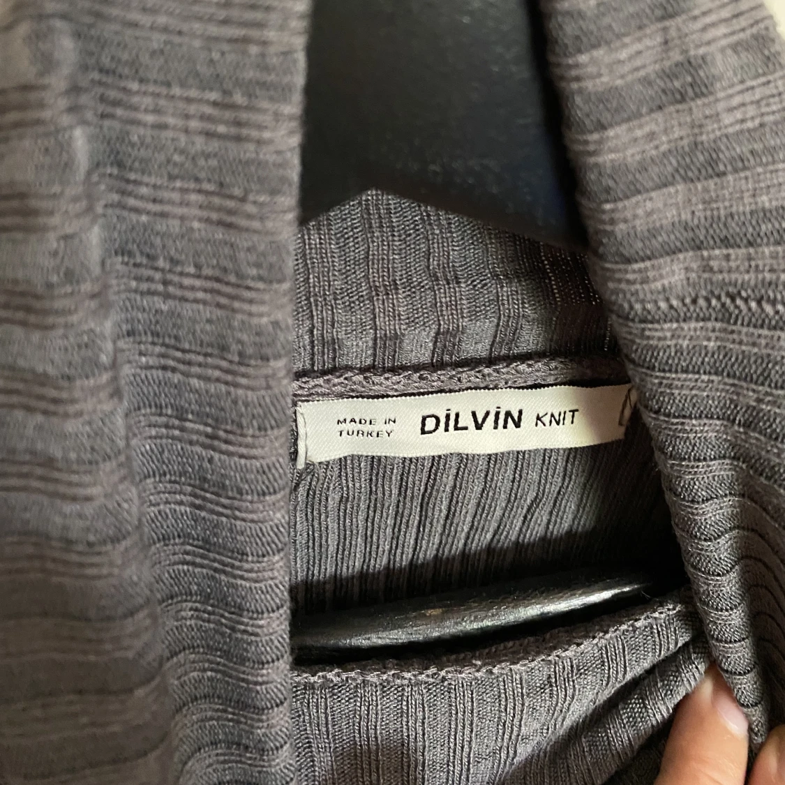 Grå ribbad turtleneck - 91