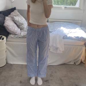 Randiga pyjamasbyxor från ARKET i strlk S. 💞Lite korta på mig som är 171 cm. 