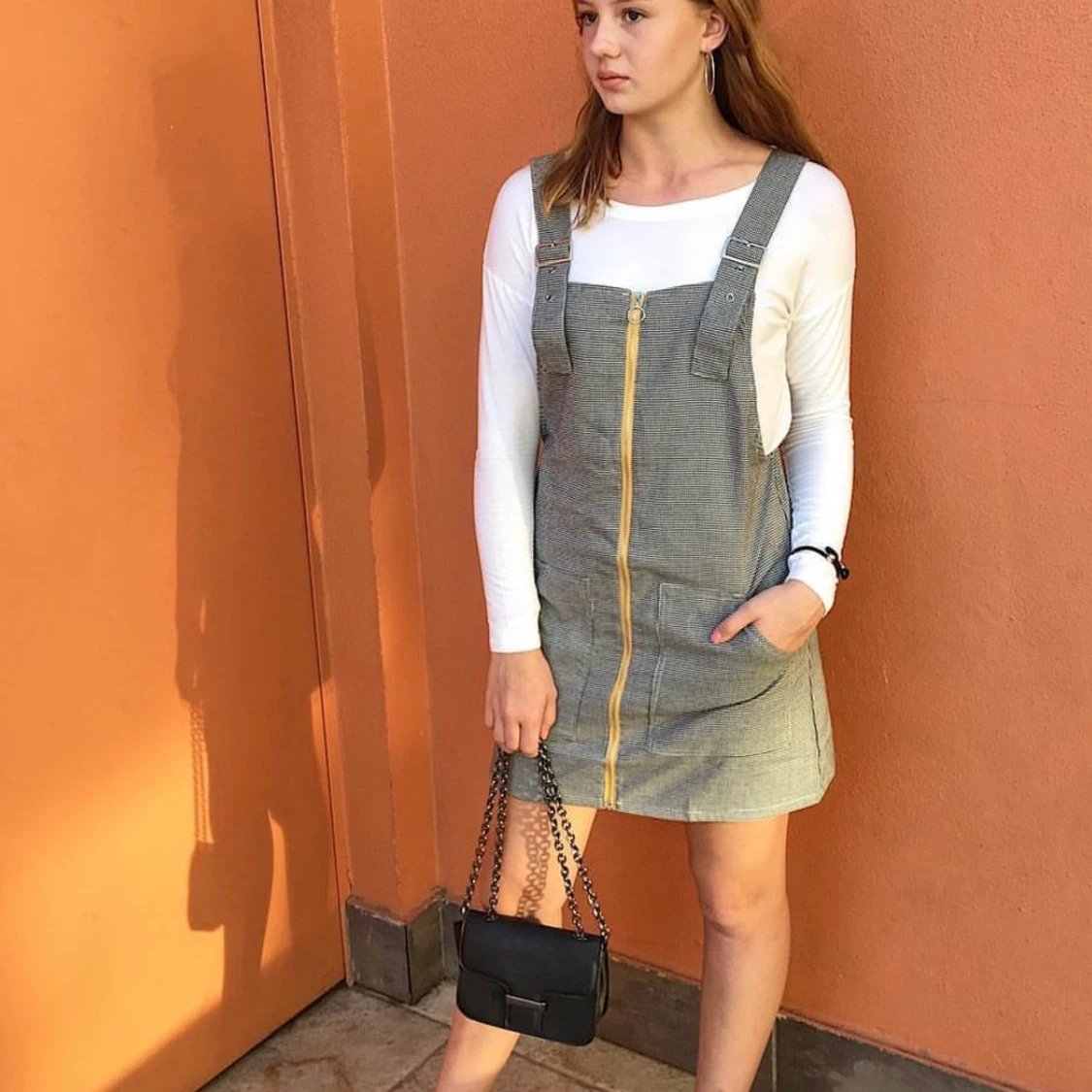 Hängselklänning med tillhörande tröja