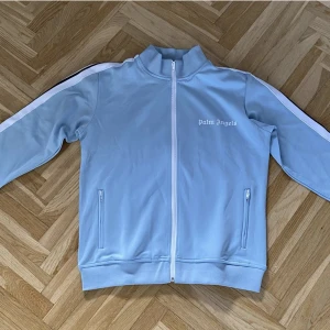 Palm angels kofta - Skön palm angels kofta med en fin färg, perfekt till sommaren ☀️. Dustbag/påsen och etiketten kommer med. Hör av er vid intresse