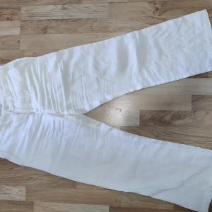 Linnebyxor Filippa k - Använda en gång och tycker mycket om dem. Tyvärr tycker jag de är för korta på mig
