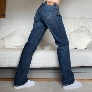 Diesel Jeans - Säljer dessa diesel jeans i storlek W34L32, 92cm midja och 81cm innerbenslängd❤️Jag på bilderna är 172cm lång och brukar bära storlek 38🥰