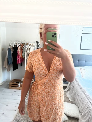 Klänning - Köpt från hm, sparsamt använd väldigt liten i storleken därför jag säljer den nu.