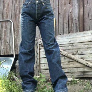 Levi’s 501 - Ett par Levi’s 501. Finns lite slitage men märks knappt av. Midjemåttet är 78 cm. Obs! De är för stora för mig så jag håller i de! Jag har ingen aning om hur de egentligen ska sitta.