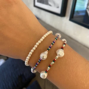 Pärlarmband - Säljer dessa somriga pärlarmband🌸 Det med vita pärlor kostar 25kr och de andra 35kr/styck!! Frakt tillkommer på 15kr🥰