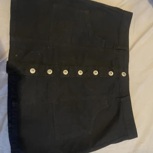 Svart fin jeanskjol - Jättefin svart kjol! Använd ca 3 gånger 