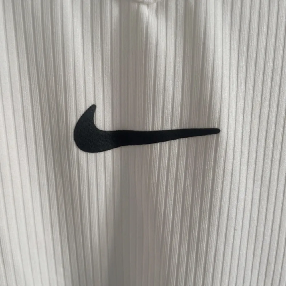 En vit tennisklänning från Nike med lapparna kvar. Klänningar.