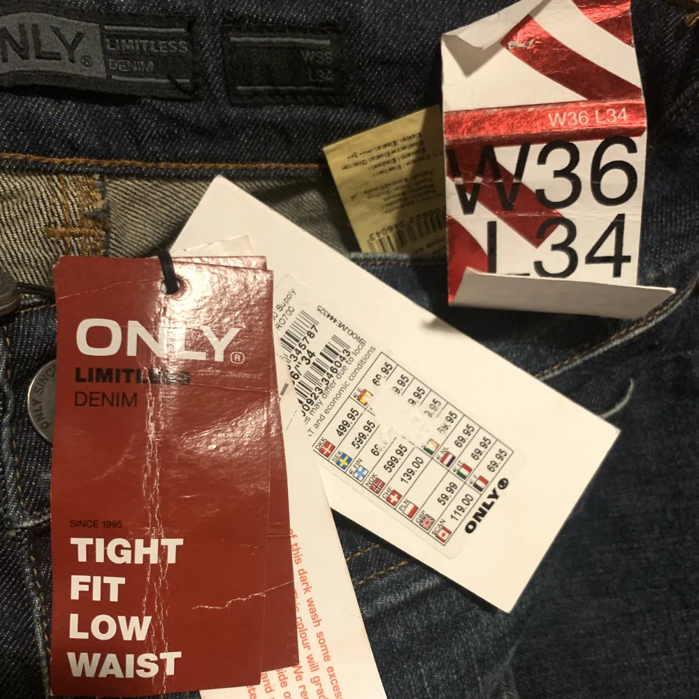 Säljer dessa skitsnygga jeans då dem var för små för mig. Helt oanvända. De är storlek W36 L34 men skulle säga att de passar storlek XS-S eller 32-34 europeiska storlekar.💗. Jeans & Byxor.