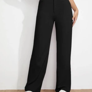 byxor - oanvända svarta byxor, storlek M passar även till storlek S. 