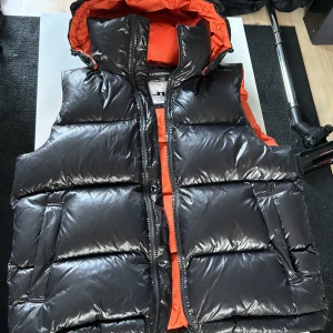 J Lindeberg  - Väst från J Lindeberg i storlek M  Jättebra skick  Använd ett fåtal gånger