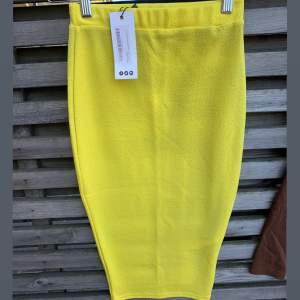Gul kjol från boohoo i strl XS/S. Helt ny med lappar! Köparen står för eventuella fraktkostnader. 