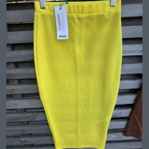 Gul kjol från boohoo - Gul kjol från boohoo i strl XS/S. Helt ny med lappar! Köparen står för eventuella fraktkostnader. 