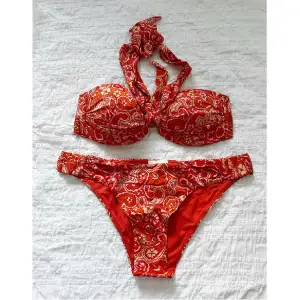 Bikini-set från H&M. Helt nytt med lappen kvar. Storlek 38. Använd gärna KÖP NU om du vill köpa.