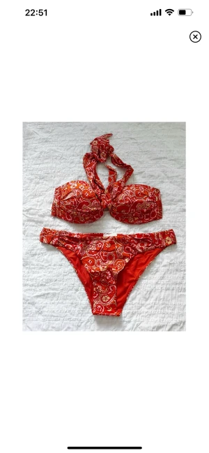 Bikini set - Bikini-set från H&M. Helt nytt med lappen kvar. Storlek 38. Använd gärna KÖP NU om du vill köpa.