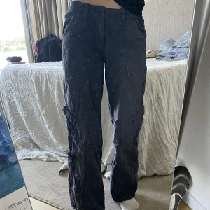 Cargobyxor - Cargobyxor från Urban Outfitters. Säljer då de inte är min stil längre. De har andvänts en del men är i bra skick. Nypris 700kr. 