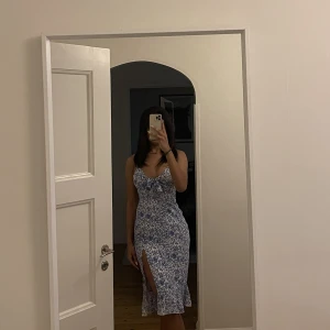 Klänning  - Superfin blommig klänning passar perfekt till midsommar, säljer då jag råkade beställa hem 2 st🌸