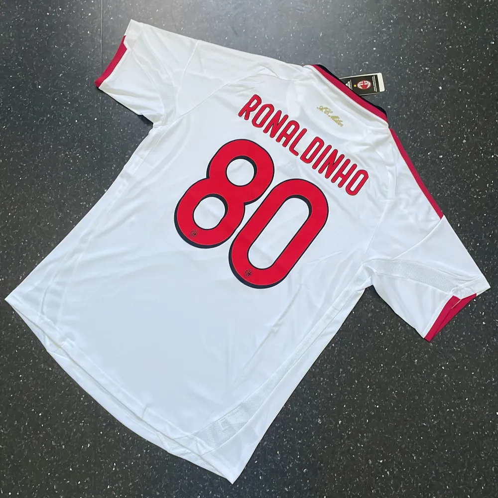 Säljer min riktigt snygga retro AC Milan tröja med Ronaldinho på ryggen från 09/10😍. T-shirts.