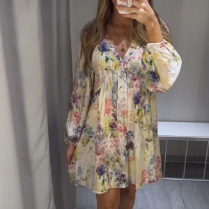 Klänning - Säljer denna klänning från hm då jag fick den i fel färg! (Lånad bild) Den är i storlek xs men passar s också! 