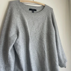 Stickad tröja - Grå mysig stickad tröja, fin till ett par vita linnebyxor.